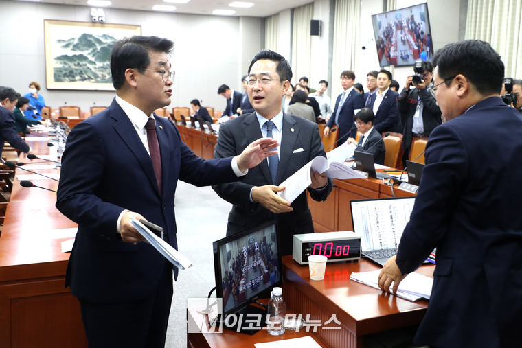 배준영 여당 간사(왼쪽)가 정회에 번벌하며 박찬대 위원장(오른쪽)에게 다가서자 박성준 야당 간사(가운데)가 대화를 시도하고 있다. (사진=최동환 기자)