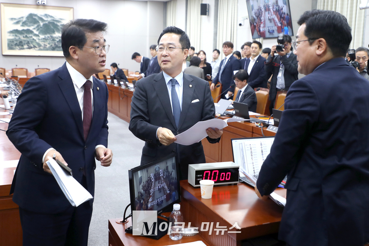 배준영 여당 간사(왼쪽)가 박찬대 위원장(오른쪽), 박성준 야당 간사(가운데)와 대화를 시도하고 있다. (사진=최동환 기자)
