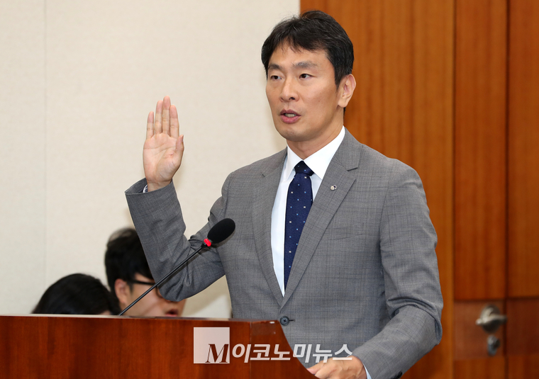 이복현 금융감독원장이 17일 국회 정무위원회 금감원 국정감사에 출석해 증인 선서하고 있다. (사진=최동환 기자)