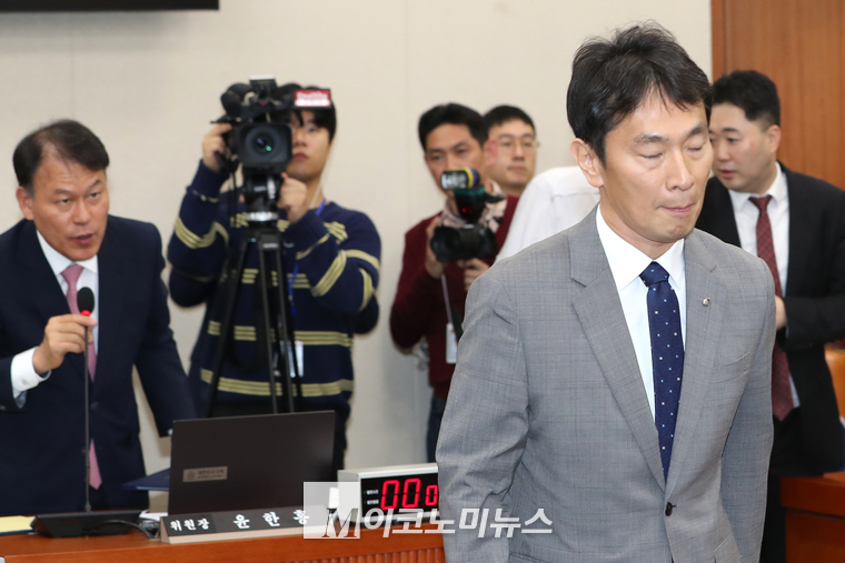 증인선서문을 유한홍 위원장에게 전달하고 자리를 돌아가는 이복현 원장. (사진=최동환 기자)