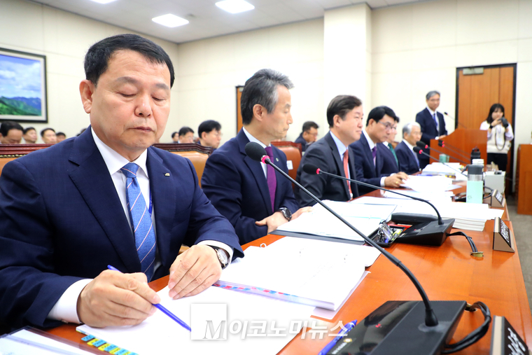 윤석대 한국수자원공사 사장이 17일 환노위 국정감사에 출석해 자료를 검토하고 있다. (사진=최동환 기자)