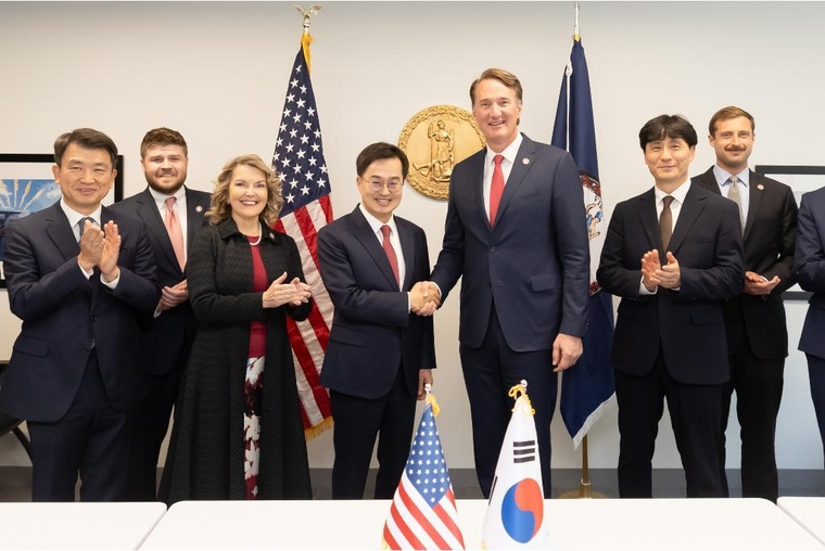 미국 현지시간 16일 오전 버지니아 알링턴 주지사 사무실에서 김동연 경기도지사가 글렌 영킨(Glenn Youngkin) 버지니아 주지사와 면담을 하고 기념촬영을 하고 있다 <경기도 제공>