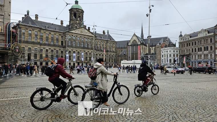 암스테르담 시내 중심부, 비가 오는 데도 아랑곳 하지 않고 자전거를 타는 시민들. 운하 바닥을 준설할 때 가장 많이 나오는 쓰레기가 자전거일 정도로 네덜란드에선 자전거가 일상화되어있다. 2023.10.31(M이코노미뉴스 자료사진)
