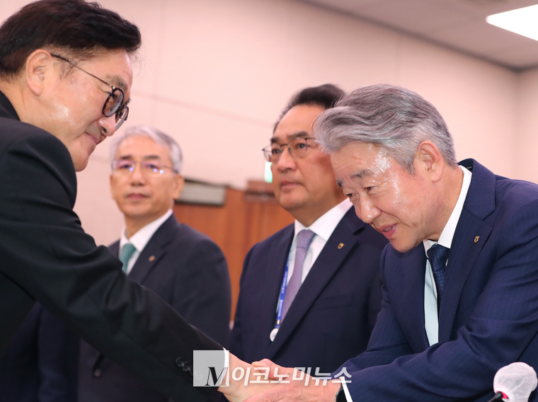 우원식 의장이 강호동 농협중앙회장과 악수하고 있다. (사진=최동환 기자)