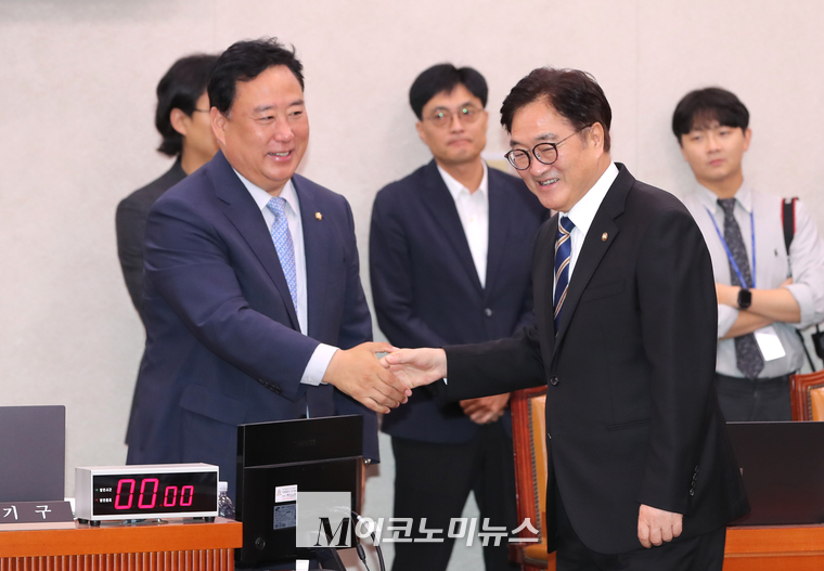 우원식 국회의장이 18일 농해수위 국정감사장을 찾아 어기구 위원장과 악수하고 있다. (사진=최동환 기자)
