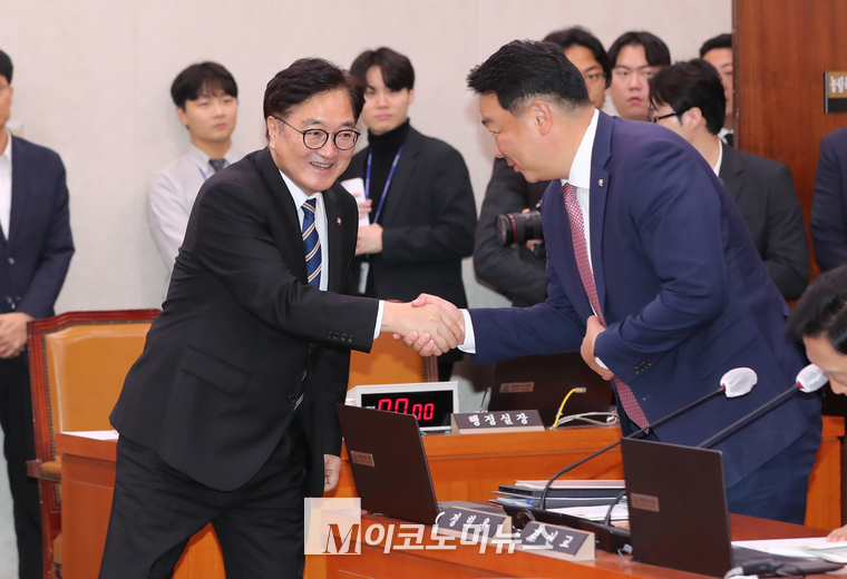 우원식 의장이 정희용 국민의힘 간사와 인사하고 있다. (사진=최동환 기자)
