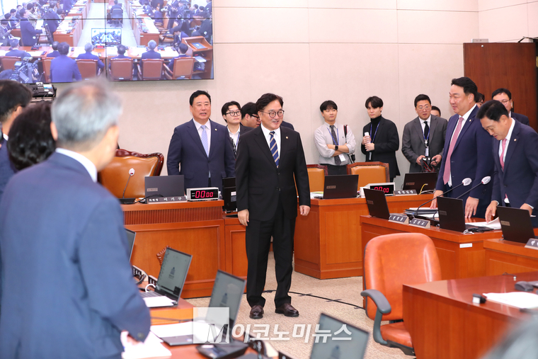 우원식 의장이 국감장을 찾은 관계자들에 인사를 전하고 있다. (사진=최동환 기자)