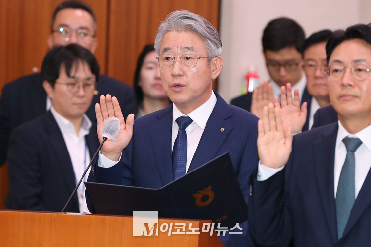 강호동 농협중앙회장이 18일 국정감사에 출석해 증인 선서하고 있다. (사진=최동환 기자)