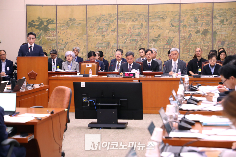 정병국 한국문회예술위원회 위원장 18일 문체위 국정감사에서 업무 보고하고 있다. (사진=최동환 기자)