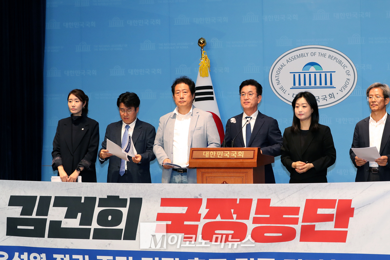 더민주전국혁신회의와 강선우 더불어민주당 의원은 18일 국회 소통관에서 기자회견을 열고 윤석열 정원 퇴진을 외쳤다. (사진=최동환 기자)