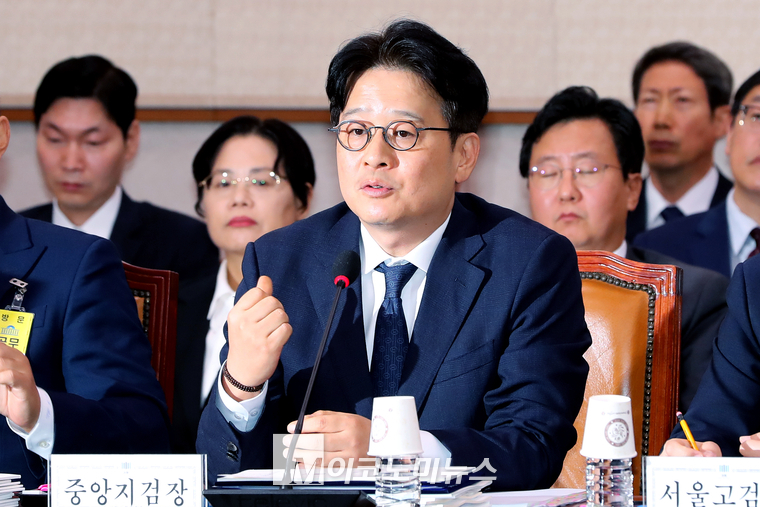 이창수 중앙지검장이 18일 열린 국정감사에서 질의에 답하고 잇다. (사진=최동환 기자)