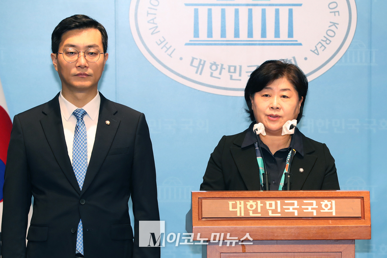 더불어민주당 법사위원인 서영교 의원(오른쪽)과 장경태 의원)이 18일 국회 소통관에서 기자회견하고 있다. (사진=최동환 기자)