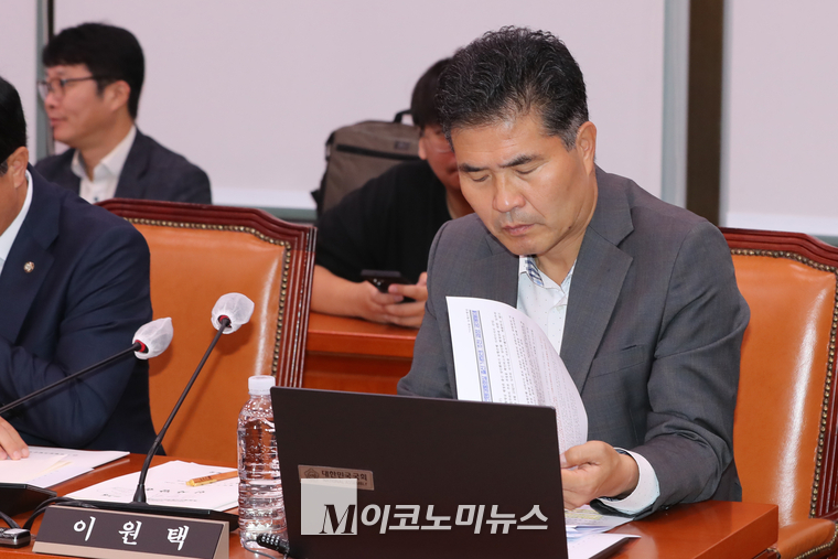 이원택 더블어민주당 의원이 18일 국정감사에서 자료를 검토하고 있다. (사진=최동환 기자)
