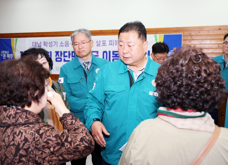 경기도 파주시 문산읍 임진각 내 민방위대피소에서 18일 긴급 이동시장실을 개최하여 북한의 대남 확성기 방송으로 피해를 겪고 있는 접경지역 주민들과 대화를 나누고 있는 김경일 파주시장 <파주시 제공> 