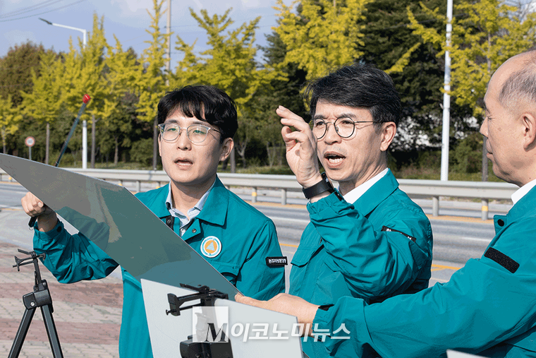 김완섭 환경부 장관(가운데)가 직원들에게 지시를 하고 있다. (사진=환경부 제공)