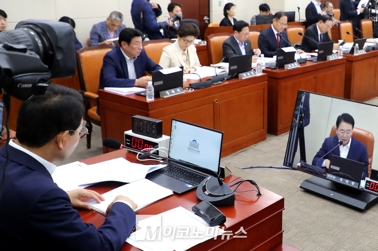 국민의힘 국방위원회 성일종 위원장과 국민의힘 국방위 위원들이 지난 15일 국방위 국감에 참석해 있다. (사진=최동환 기자)