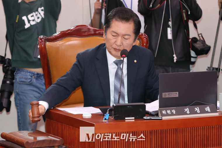 정청래 법사위원장이 동행명령장 발부 건에 대해 의결을 선포하고 있다. (사진=최동환 기자)