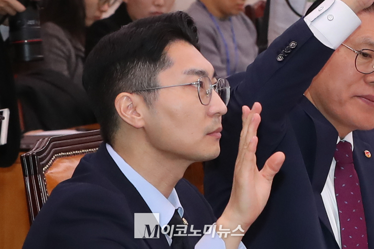 박준태 국민의힘 의원이 21일 법사위 국감에서 의사진행 발언을 위해 거수하고 있다. (사진=최동환 기자)