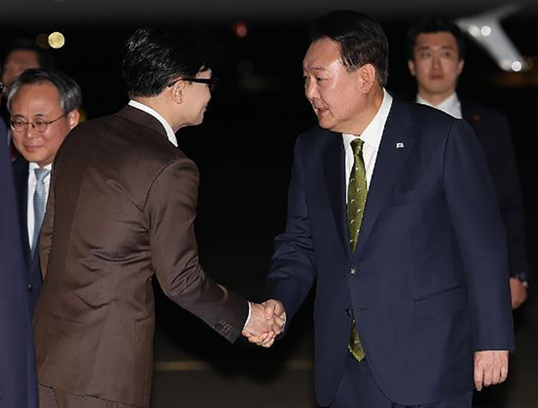 윤석열 대통령이 지난 11일 성남 서울공항에서 필리핀, 싱가포르 국빈 방문 및 라오스 아세안 정상회의를 마치고 귀국하며 마중 나온 국민의힘 한동훈 대표와 악수하고 있다. (연합뉴스)