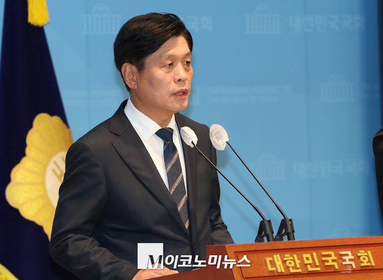 조승래 더불어민주당 수석대변인이 지난 11일 국회 소통관에서 브리핑하고 있다. (사진=최동환 기자)