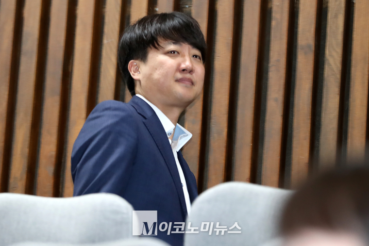 이준석 개혁신당 의원이 지난 4일 국회 본회의장 방청객석을 지나고 있다. (사진=최동환 기자)