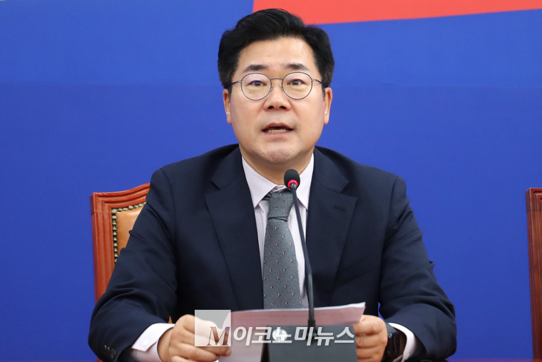 박찬대 더불어민주당 원내대표가 지난 21일 국회에서 열린 이태원참사 유가족 대표단 면담에서 발언하고 있다. (사진=최동환 기자)