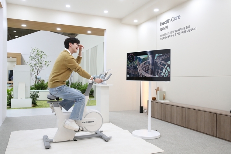 KES 2024(한국전자전) 삼성전자관에서 관람객이 ‘갤럭시 워치7’의 실시간 헬스 데이터를 ‘무빙스타일 M7’으로 확인할 수 있는 ‘헬스뷰’ 기능을 체험하고 있다. 사진=삼성전자 제공