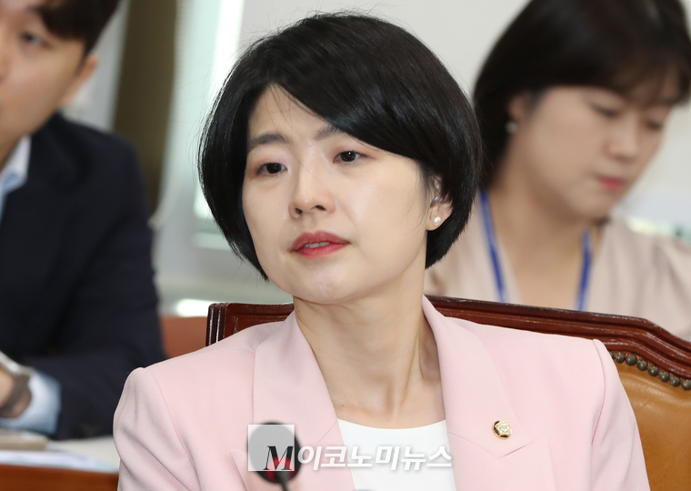한지아 국민의힘 수석대변인이 지난 17일 보건복지위 국겅감사에 참석해 있다. (사진=최동환 기자)