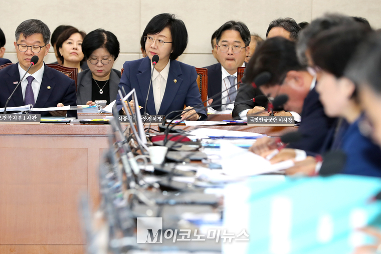 오유경 식품의약품안전처장이 23일 국회 보건복지위원회 보건복지부 등 기타 감사 대상기관 전체에 대한 종합 국정감사에 출석헤 질의에 답하고 있다. (사진=최동환 기자)