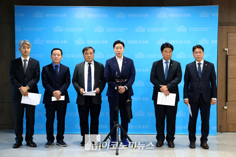 더불어민주당 윤석열정부 독도지우기 진상조사 특별위원회가 23일 국회 소통관 기자회견장 백브리핑룸에서 기자들의 질의에 답변하고 있다. (사진=최동환 기자)