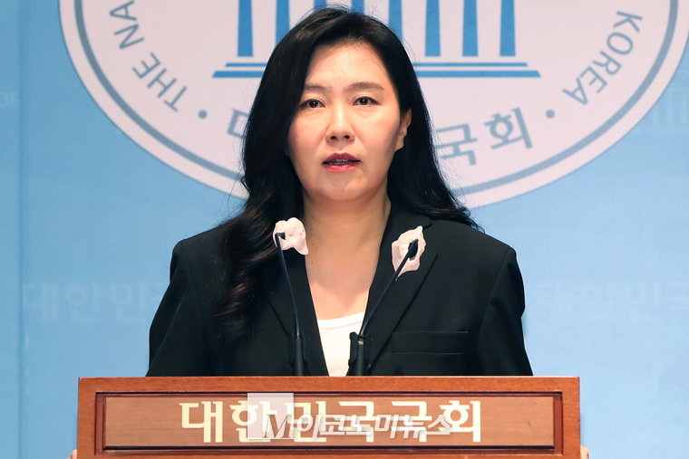 강유정 더불어민주당 원내대변인이 23일 국회 소통관에서 브리핑하고 있다. (사진=최동환 기자)