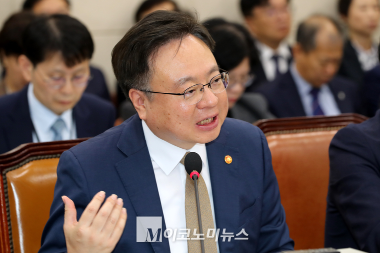 조규홍 보건복지부장관이 23일 국회 보건복지위원회 보건복지부·질병관리청·식품의약품안전처 등 기타 감사 대상기관 전체에 대한 종합 국정감사에 출서해 질의에 답하고 있다. (사진=최동환 기자)