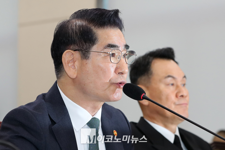 김용현 국방부 장관이 24일 국회 국방위원회에서 열린 국방부 등에 대한 종합국정감사에서 의원들의 질의에 답변하고 있다. (사진=최동환 기자)