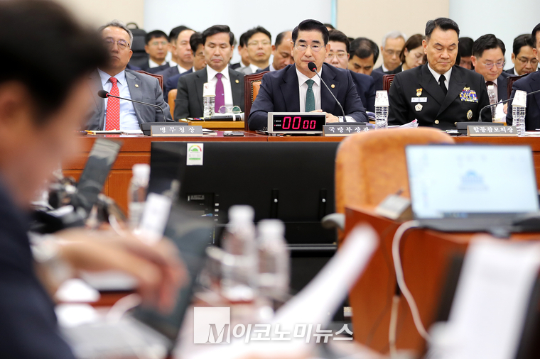 김용현 국방부 장관이 24일 국회 국방위원회에서 열린 국방부 등에 대한 종합국정감사에서 의원들의 질의에 답변하고 있다. (사진=최동환 기자)