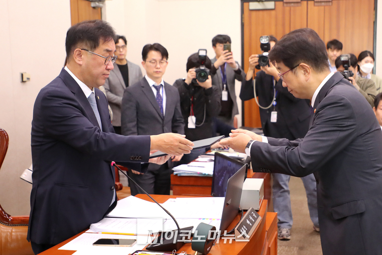 박상우 국토교통부 장관이 24일 국회 국토교통위원회에서 열린 국토위 등에 대한 종합국정감사에서 증인선서문을 맹성규 위원장에 전달하고 있다. (사진=최동환 기자)