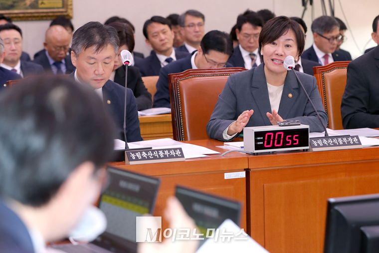 송미령 농림축산식품부 장관이 24일 국회에서 열린 농림축산식품해양수산위원회 종합국정감사에서 의원들의 질의에 답하고 있다. (사진=최동환 기자)