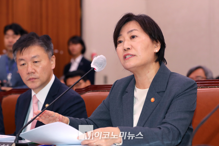 송미령 농림축산식품부 장관이 24일 국회에서 열린 농림축산식품해양수산위원회 종합국정감사에서 의원들의 질의에 답하고 있다. (사진=최동환 기자)