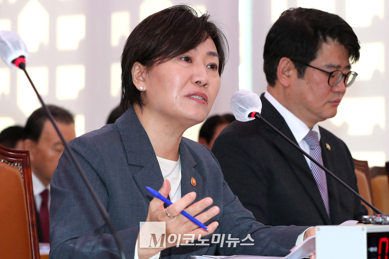 송미령 농림축산식품부 장관이 24일 국회에서 열린 농림축산식품해양수산위원회 종합국정감사에서 의원들의 질의에 답하고 있다. (사진=최동환 기자)