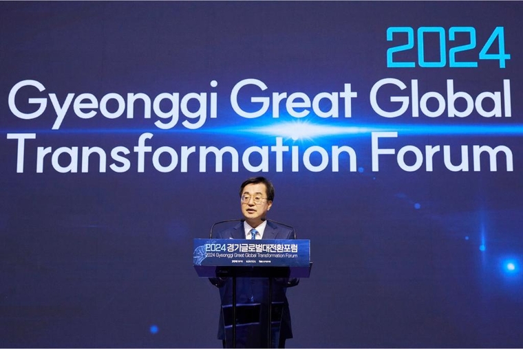 24일 오전 킨텍스에서 열린 2024 경기글로벌대전환포럼 개막식에서 김동연 경기도지사가 개회사를 하고 있다 <경기도 제공>