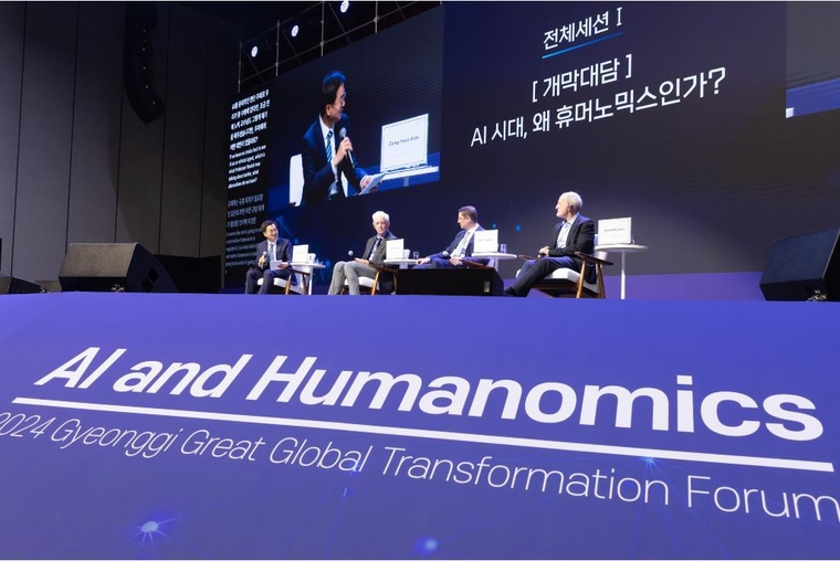 24일 오전 킨텍스에서 열린 2024 경기글로벌대전환포럼 개막식에서 김동연 경기도지사가 스튜어트 러셀, 피터 노빅, 바트 윌슨과 개막대담을 하고 있다 <경기도 제공>