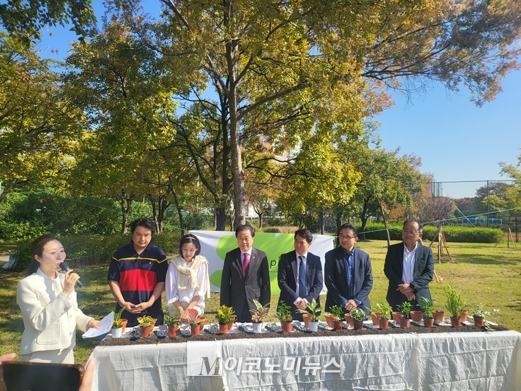 왼쪽부터, 어반플랜트 이승호·김나영 공동대표, 김용호 서울시의회 의원, 임만균 서울시의회 환경수자원위원회 위원장, 주용태 미래한강본부 본부장(미래한강본부 한강사업추진단장)<br>
