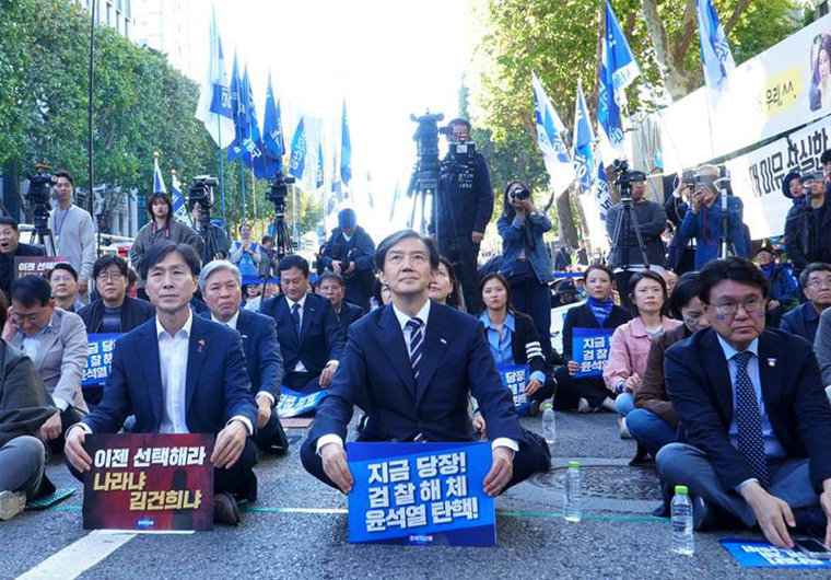 왼쪽부터 한창민 사회민주당 대표·조국 조국혁신당 대표·황운하 조국혁신당 원내대표가 26일 윤석열 대통령 탄핵 장외집회에 참석하고 있다.. (사회민주당)