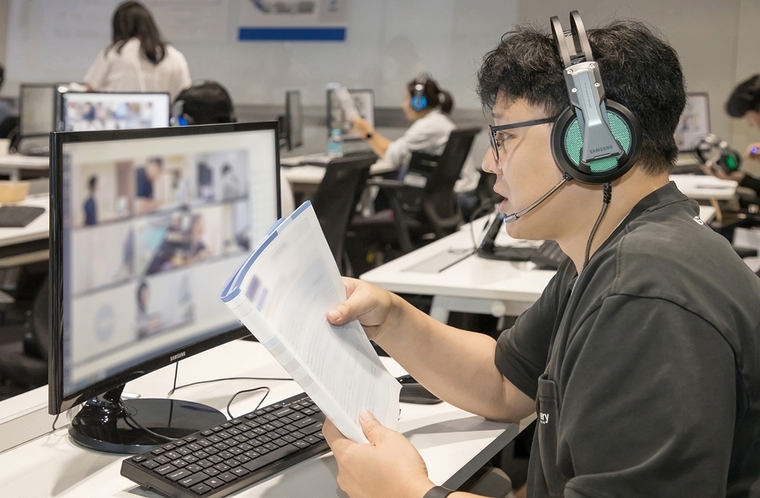  지난 19일 경기도 용인에 위치한 삼성전자 인재개발원에서 삼성전자 감독관들이 응시자들을 대상으로 예비 소집을 진행하고 있는 모습. 사진=삼성전자