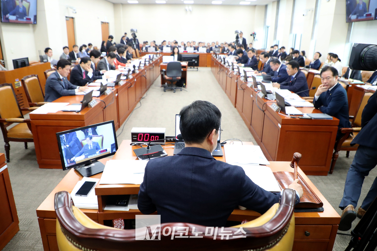국정감사 진행을 대신 맡은 박수영 국민의힘 간사 속개 선언하고 있다. (사진=최동환 기자)