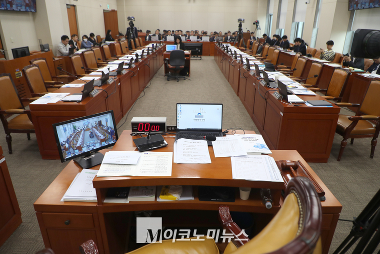 상임위원장을 비롯한 위원회 의원들이 자리를 비우고 있다. (사진=최동환 기자)