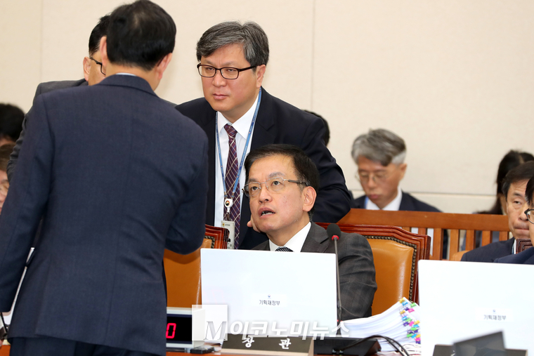 최상목 경제부총리 겸 기획재정부 장관이 종합국정감사가 정회되자 관계자들과 이야기 나누고 있다. (사진=최동환 기자)