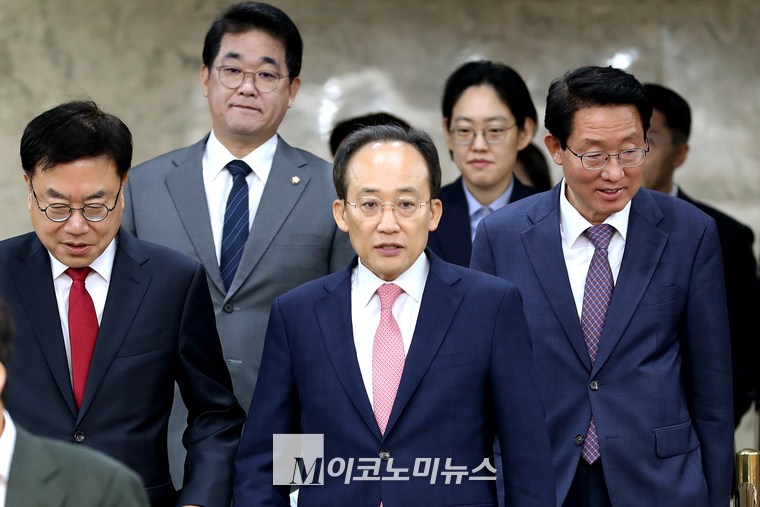 추경호 국민의힘 원내대표(가운데)가 29일 국회 본청에서 열린 국정감사대책회의에 참석하고 있다. (사진=최동환 기자)
