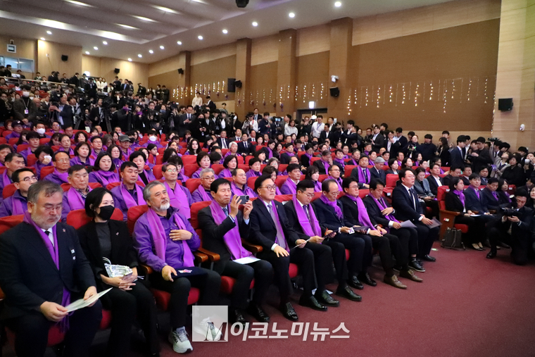 이정민 10.29 이태원 참사 유가족협의회 운영위원장, 우원식 국회의장, 박찬대 더불어민주당 원내대표, 추경호 국민의힘 원내대표 등이 추모제 자리를 메우고 있다. (사진=최동환 기자)