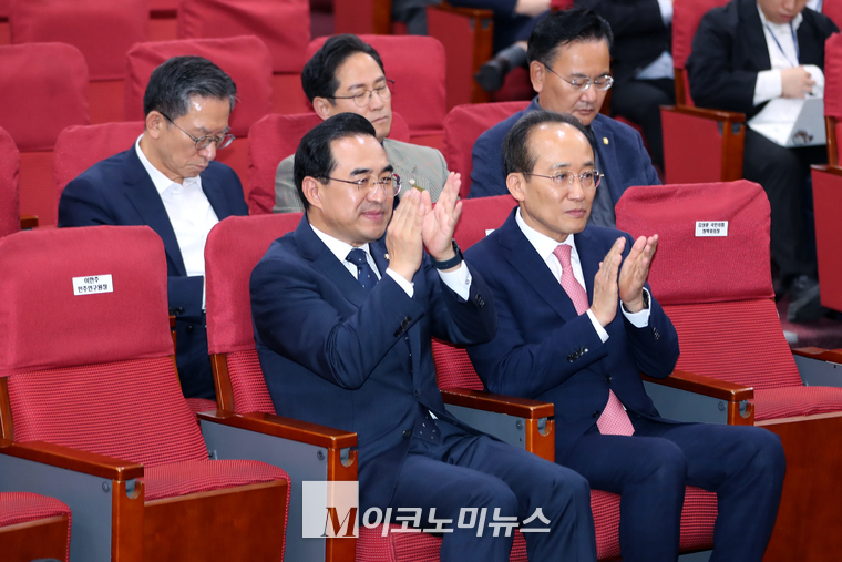박홍근 더불어민주당 의원(왼쪽)과 추경호 국민의힘 원내대표가 토론회에 나란히 자리해 있다. (사진=최동환 기자)