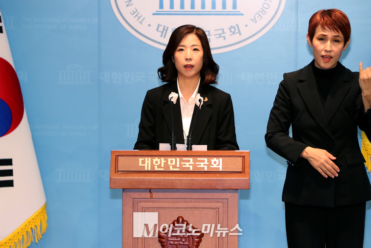 임명희 사회민주당 대변인이 31일 국회 소통관에서 기자회견하고 있다. (사진=최동환 기자)